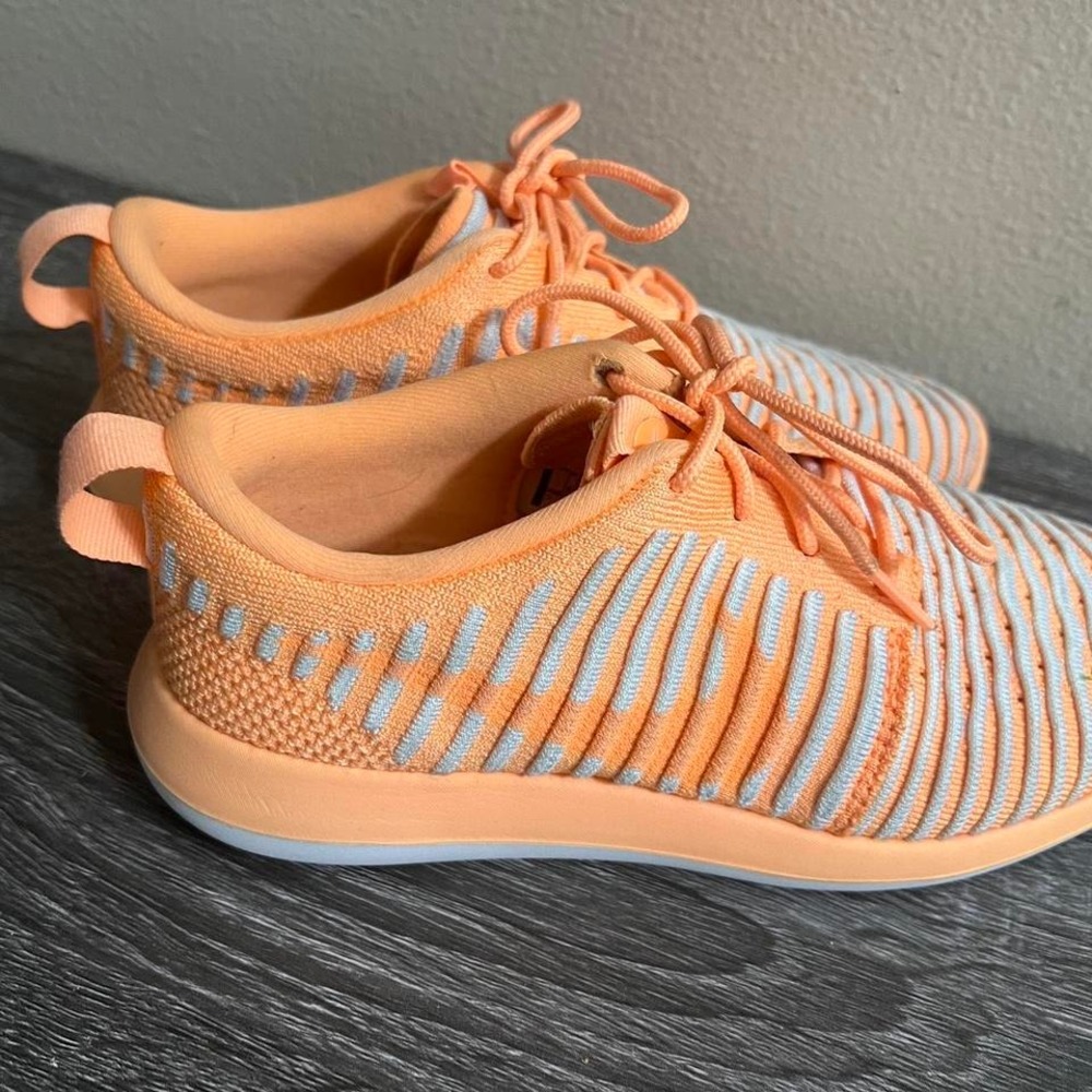 Nike Peach Cream and Platinum White Roshe Two Flyknit Running Shoes Women's